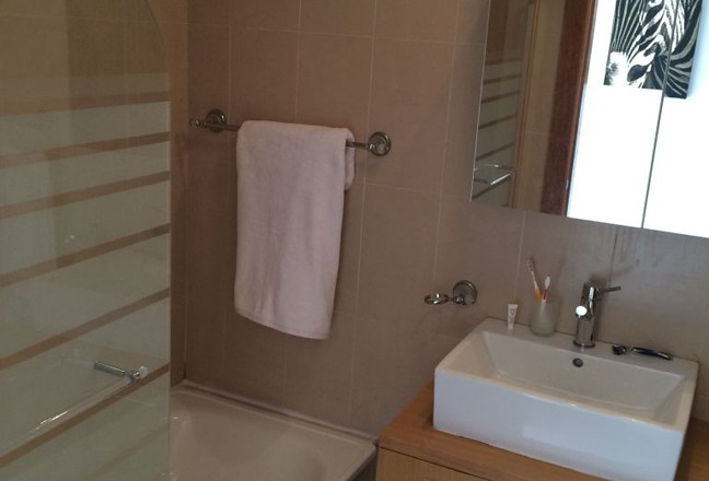 bathroom-penthouse-hacienda-riquelme-sucina-vakantiehuis-in-spanje