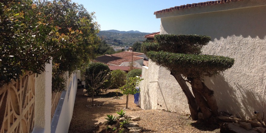 tuin rechterzijde  Casa Rana Moraira vakantiehuis in spanje